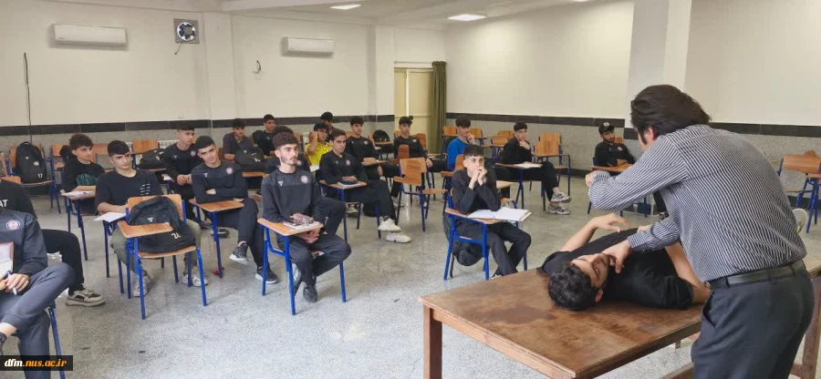 کارگاه آموزشی امدادگر   دانش آموزان در دانشکده ملی مهارت محمودآباد برگزار شد.
 4