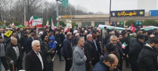 حضور ریاست و جمعی از کارکنان دانشکده  در راهپیمایی ۲۲ بهمن 2