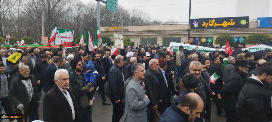 حضور ریاست و جمعی از کارکنان دانشکده  در راهپیمایی ۲۲ بهمن 10