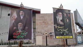 نصب بنر انتخاب رهبر انقلاب اسلامی