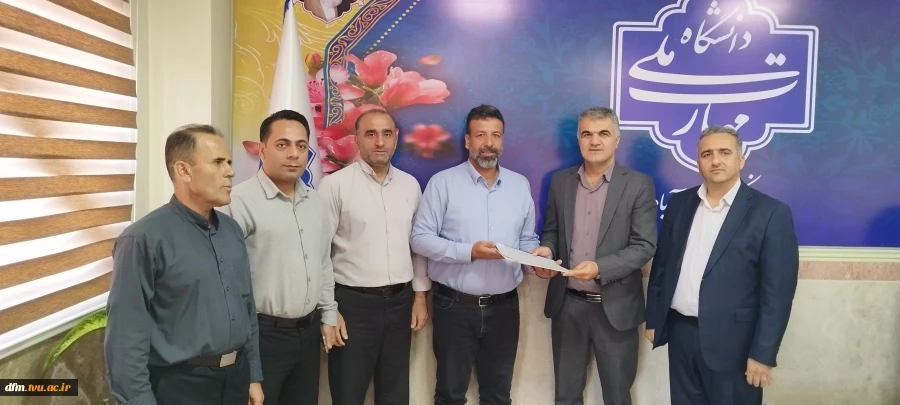 تجلیل ریاست از همکاران فناوری اطلاعات دانشکده به مناسبت روز فناوری و اطلاعات  6