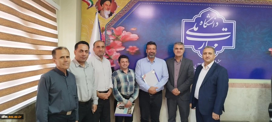 تجلیل ریاست از همکاران فناوری اطلاعات دانشکده به مناسبت روز فناوری و اطلاعات  8