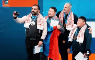 مدال نقره کشتی آزاد پیشکسوتان جهان بر گردن استاد دانشکده 3